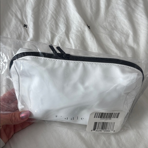 Riddle Oil Travel Bag NWT - Picture 3 of 5